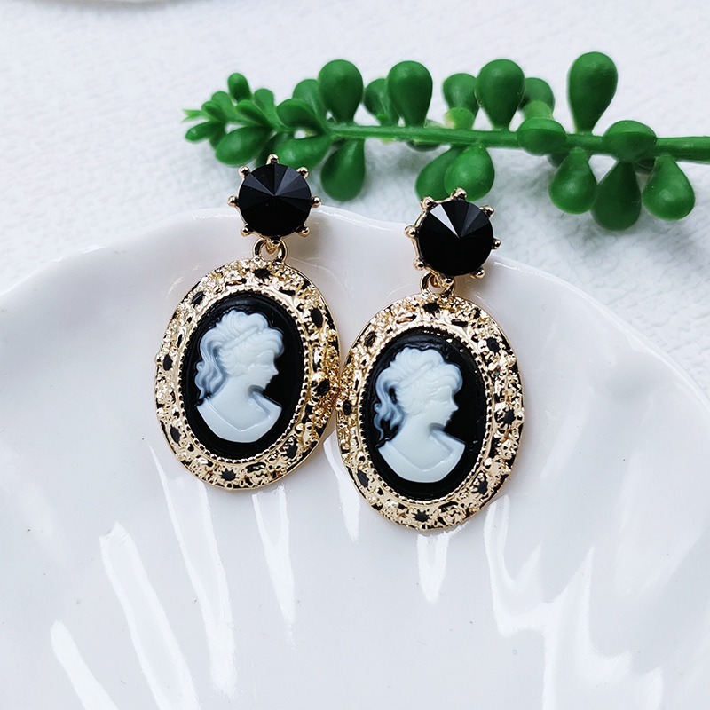 Vintage Lady Queen Relief Oval - Vintage Fashion Queen review and price